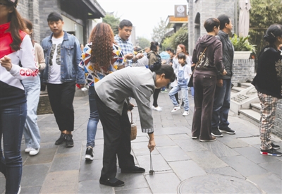 《四川新聞網》黃金周寬窄巷子日均垃圾20噸 保潔員每天彎腰數千次